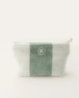Place Reservée toilettasje in eucalyptus kleur met trendy strepen, zachte velvet stof en waterproof voering – ideaal voor strand en vakantie.